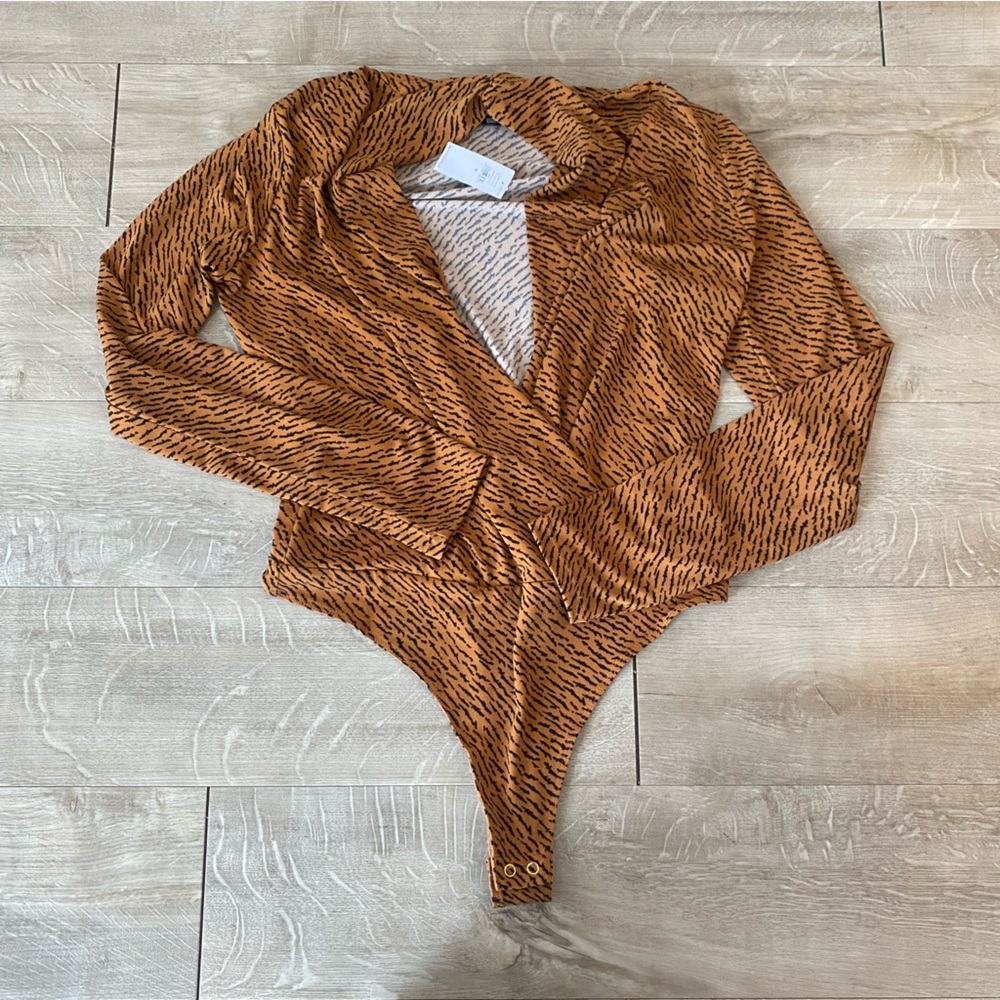 Banana Republic Bodysuit BNWT Size Medium Leopard Longsleeve Plunge Neckline